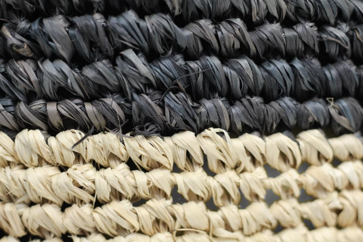 Pouf Malibu ø34cm Raphia - Naturel/noir 3 Pouf Malibu ø34cm Raphia - Naturel/noir – Image 3